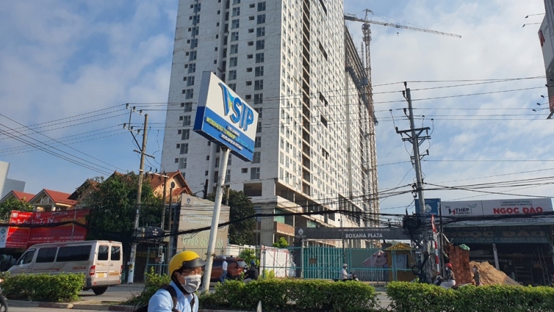 Dự án Roxana Plaza sau nhiều năm xây dựng vẫn chưa hoàn thành, giao căn hộ khiến khách hàng bức xúc.