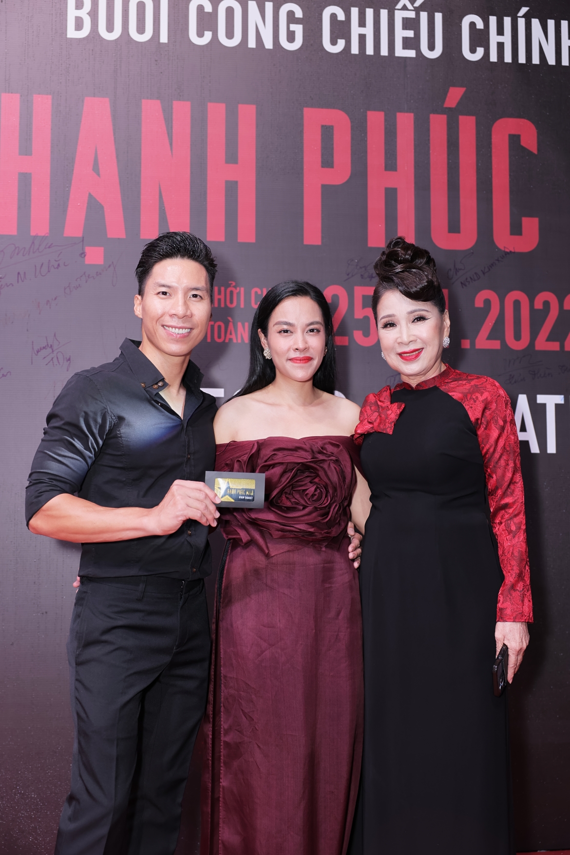 NSND Kim Xuân cùng vợ chồng Osen Ngọc Mai và Quốc Nghiệp hội ngộ trên thảm đỏ. "Hạnh phúc máu" là bộ phim đánh dấu sự trở lại của NSND Kim Xuân ở mảng điện ảnh, với vai diễn cầm trịch một dự án thuộc thể loại thriller (giật gân, ly kỳ) vẫn còn mới mẻ.