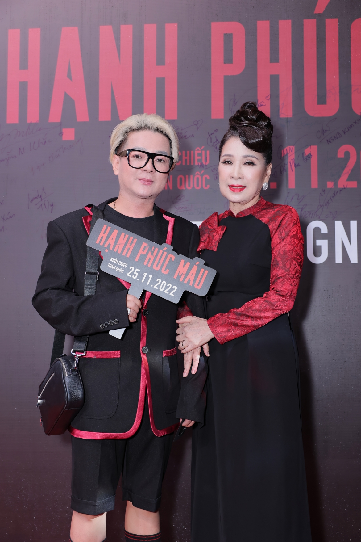 Vũ Hà thân thiết bên NSND Kim Xuân.