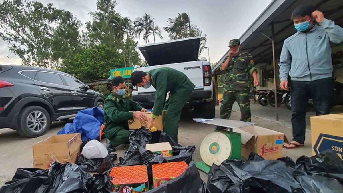 Lực lượng chức năng kiểm tra, niêm phong số hàng hóa nhập lậu vừa phát hiện. (Ảnh minh họa)
