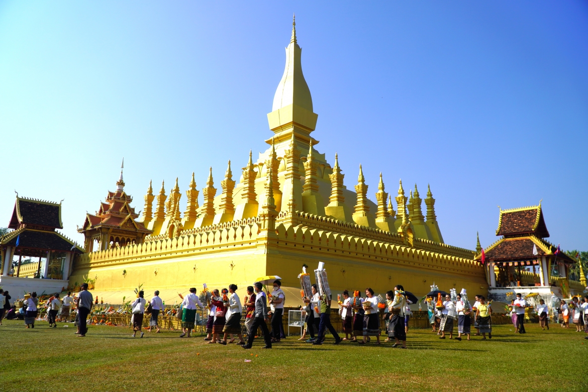 Người dân trên khắp nước Lào tề tựu về Thatluang ở thủ đô Vientiane để dâng hương hoa và bày tỏ lòng thành kính đối với Đức Phật.