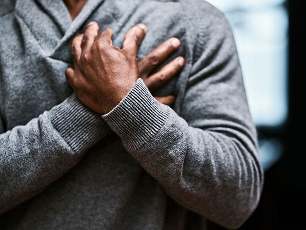 Ngăn ngừa bệnh tim mạch:  Trong thịt dê có chứa nhiều chất béo không bão hòa hơn lượng chất béo bão hòa (làm tăng nồng độ cholesterol trong máu). Nhờ đó, thịt dê làm giảm nguy cơ xơ vữa động mạch và bệnh tim mạch vành. Vitamin B trong thịt dê còn giúp đốt cháy mỡ, kiểm soát cân nặng và phòng ngừa béo phì – yếu tố nguy cơ mắc bệnh tim mạch. Ảnh minh họa