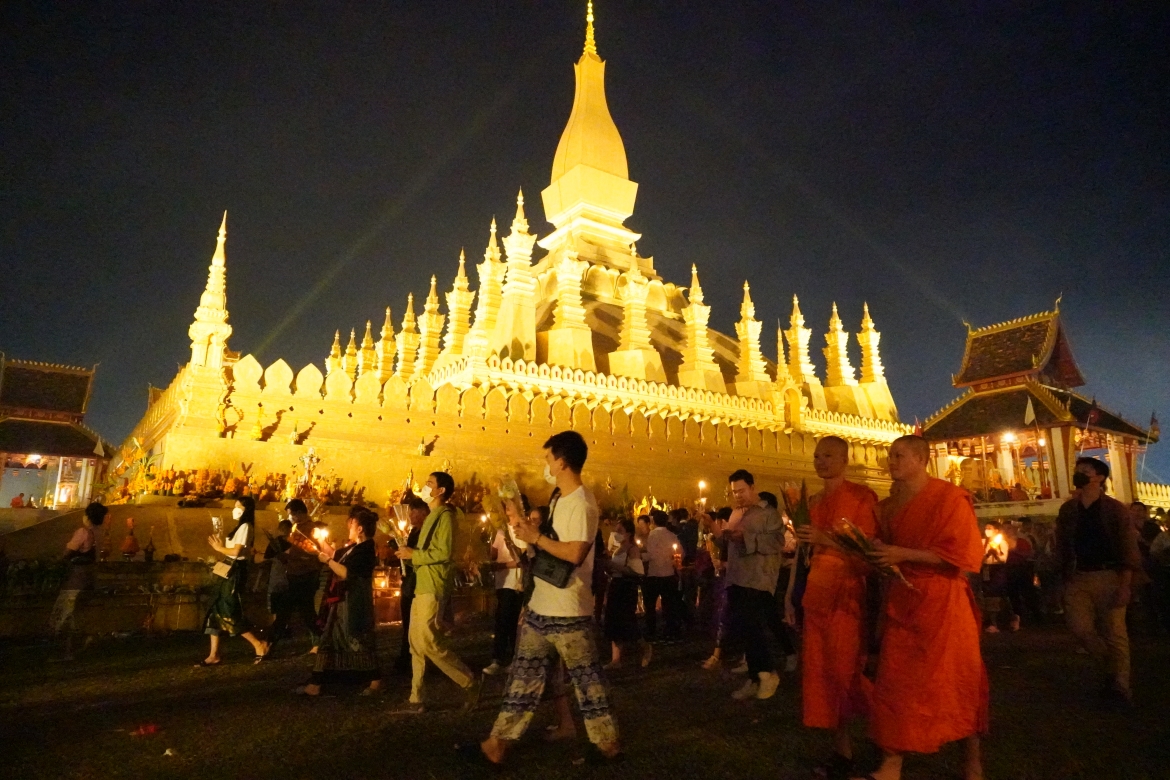 Rước nến là nghi thức cuối cùng của Lễ hội Thatluang, diễn ra vào tối ngày Rằm tháng 12 theo Phật lịch.