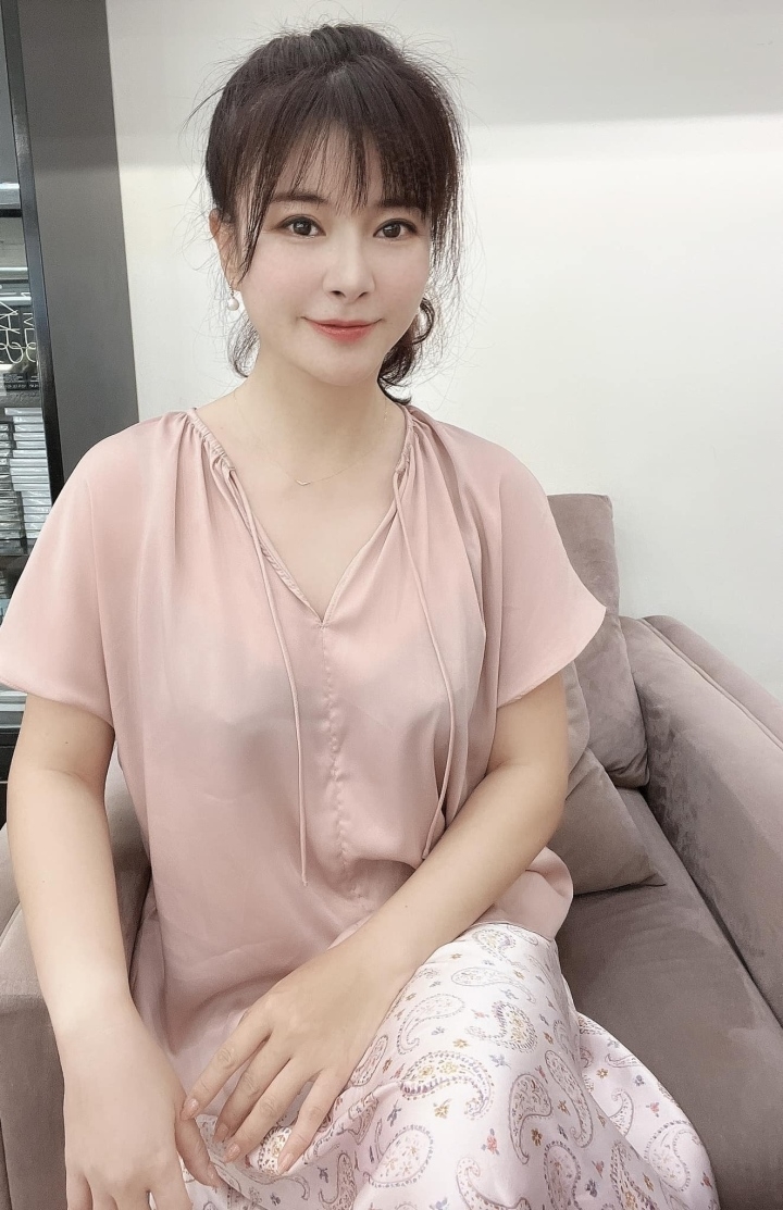 Nữ diễn viên vẫn giữ được nét sắc sảo sau nhiều năm.