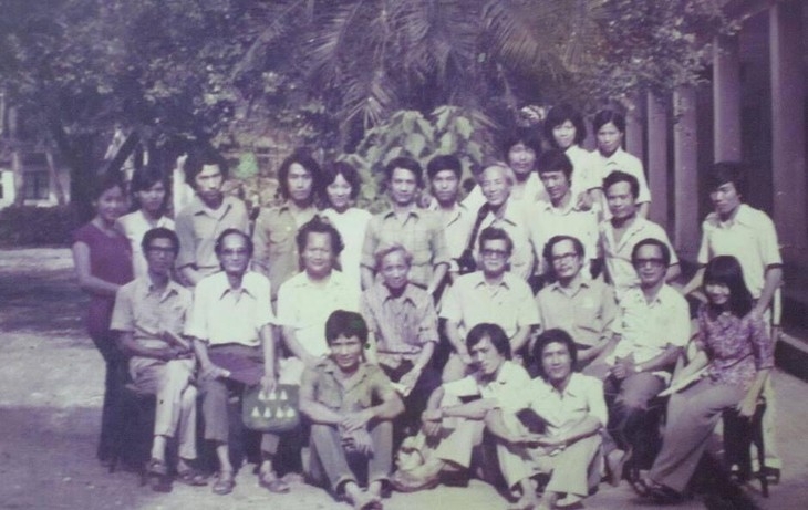 Nhà giáo Lê Quốc Bảo (hàng ngồi, thứ 2 từ trái sang) cùng các giáo sư, hoạ sĩ, thầy trò trường Đại học Mỹ thuật Việt Nam trong một chuyến đi điền dã thực tế.