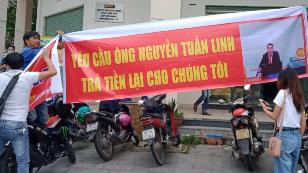 Khách hàng căng băng-rôn tố công ty bất động sản lừa đảo bán dự án "ma".