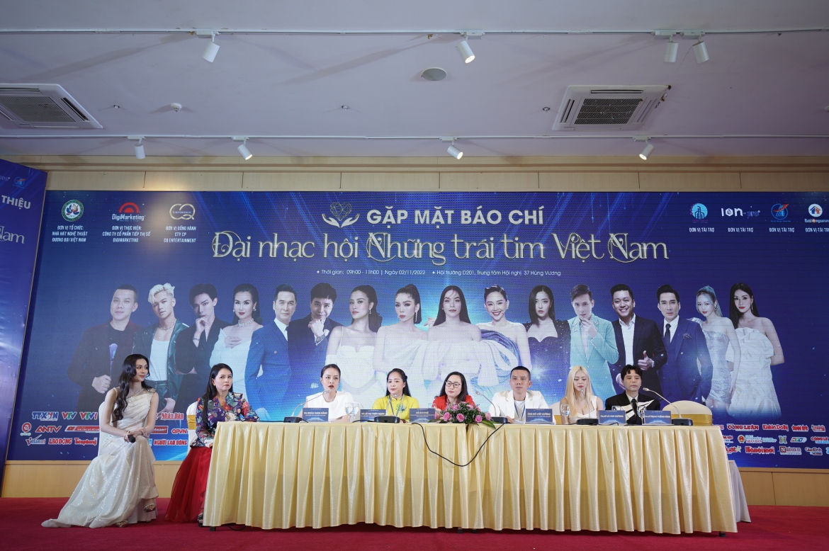  Đại nhạc hội "Những trái tim Việt Nam"  quy tụ dàn sao đình đám gồm Hồ Ngọc Hà, Tóc Tiên, Tuấn Hưng, Lệ Quyên, Bích Phương, Erik, Trịnh Thăng Bình,...