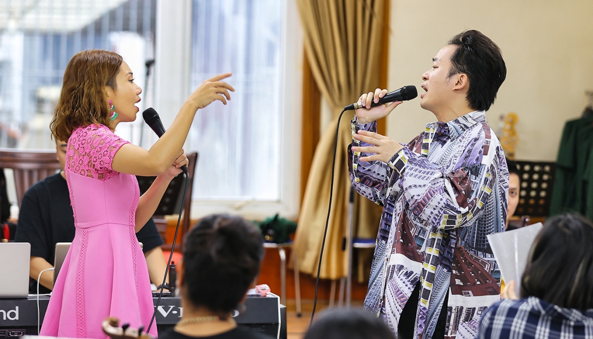 Tùng Dương đã thực hiện 12 liveshow và hai đàn chị Thanh Lam, Hà Trần có mặt làm khách mời trong 5 show của anh.