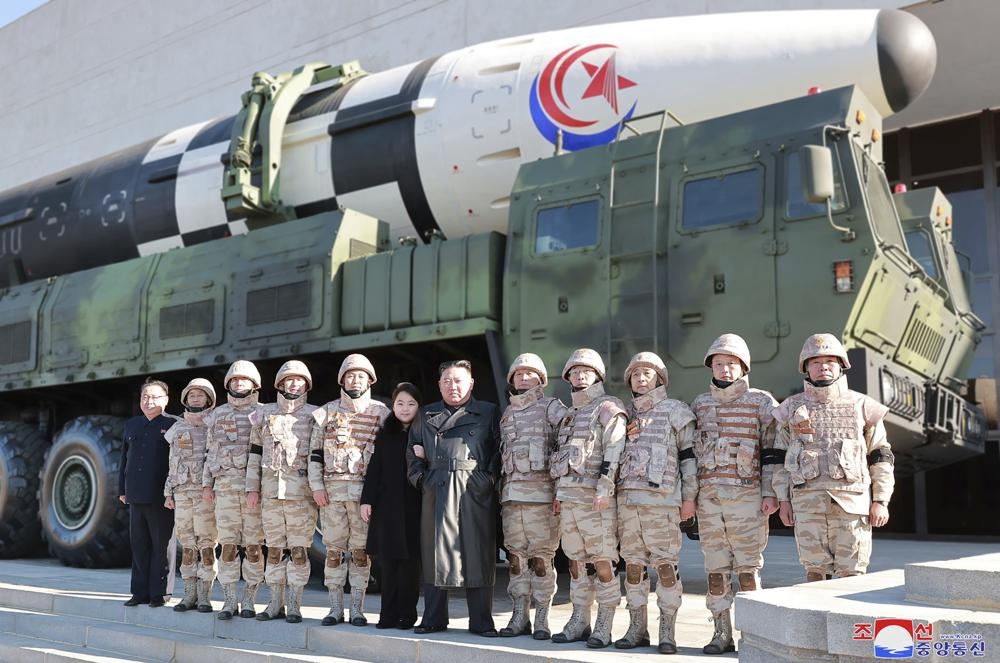 Ông Kim Jong Un (giữa) bên tên lửa đạn đạo Triều Tiên. Ảnh: KCNA.