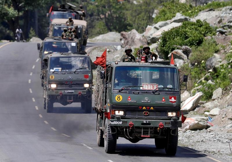 Đoàn xe của quân đội Ấn Độ trên con đường đi về hướng Ladakh ngày 18/6/2020. Ảnh: Reuters