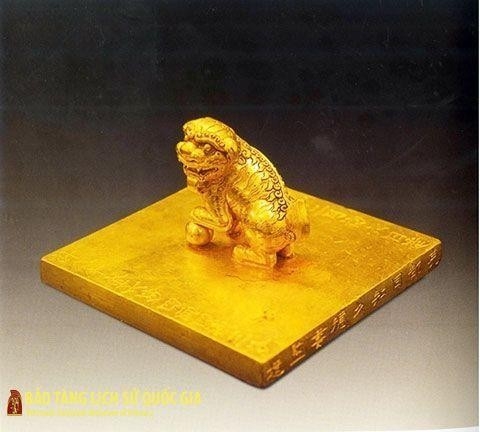 Ấn vàng Đại Việt Quốc Nguyễn chúa vĩnh trấn chi bảo là chiếc ấn có niên đại sớm nhất trong lịch sử tồn tại của vương triều Nguyễn. Ảnh: Bảo tàng Lịch sử Quốc gia.