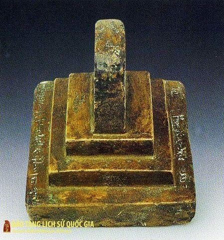 Ấn đồng Môn hạ sảnh ấn được đúc vào đời vua Trần Duệ Tông, năm 1377. Ảnh: Bảo tàng Lịch sử Quốc gia.