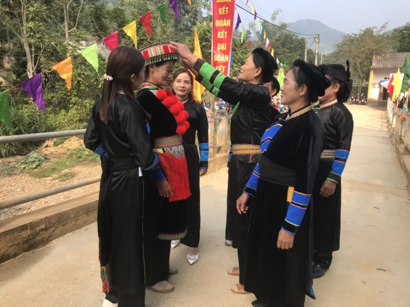 Người dân bản Nà Cà, xã Mỹ Thanh, huyện Bạch Thông, tỉnh Bắc Kạn chọn cho mình những bộ trang phục truyền thống đẹp nhất để tham dự ngày hội.