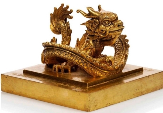 Ấn Hoàng đế chi bảo bằng vàng nặng 10,78 kg. Ảnh: Báo Thanh niên