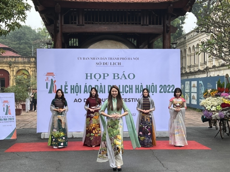 Các bộ sưu tập thời trang áo dài trình diễn trong chương trình.
