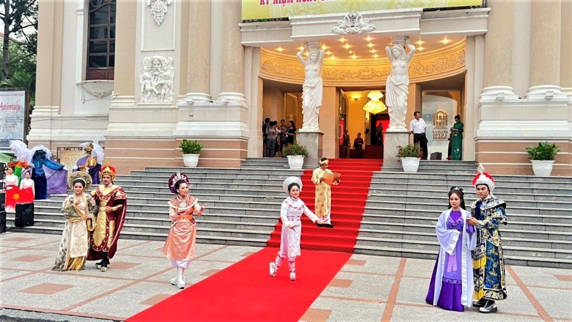 Buổi diễn phục vụ cộng đồng của Nhà hát cải lương Trần Hữu Trang trước sảnh Nhà hát TP.HCM.