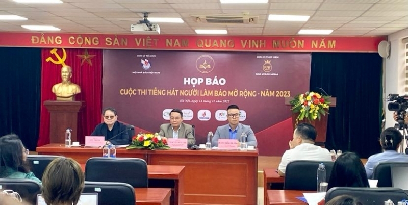 Các đại biểu tại họp báo.