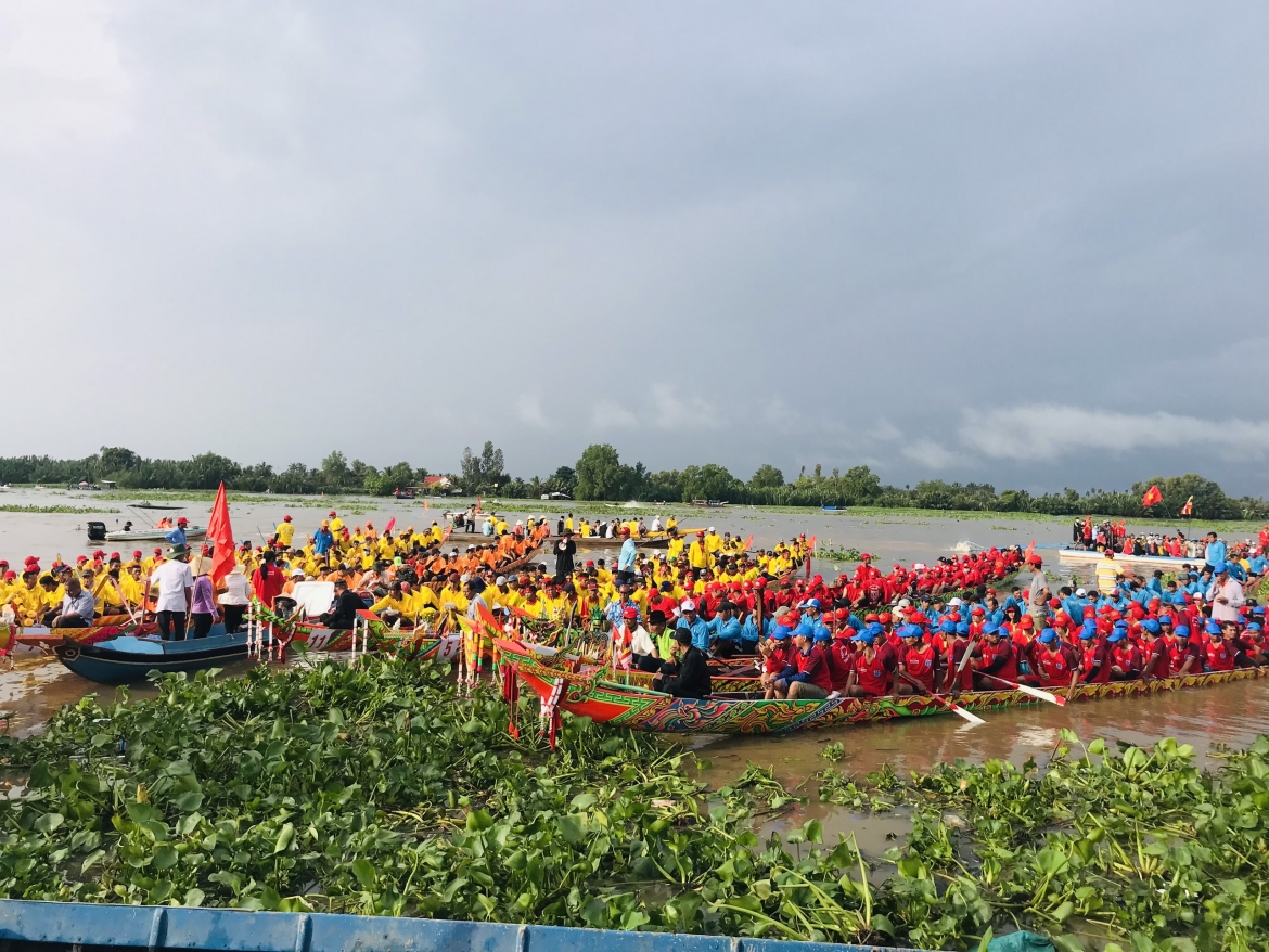 Các đội đua ghe ngo chuẩn bị tham gia tranh tài ngay sau lễ khai mạc Ngày hội Văn hóa, Thể thao và Du lịch đồng bào Khmer tỉnh Kiên Giang vào sáng 8/11.