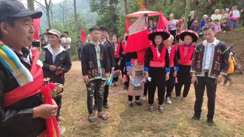 Tái hiện nghi thức đón dâu của người Dao bản Phja Mạ, xã Công Bằng, huyện Pác Nặm, Bắc Kạn trong ngày hội Đại đoàn kết toàn dân tộc.