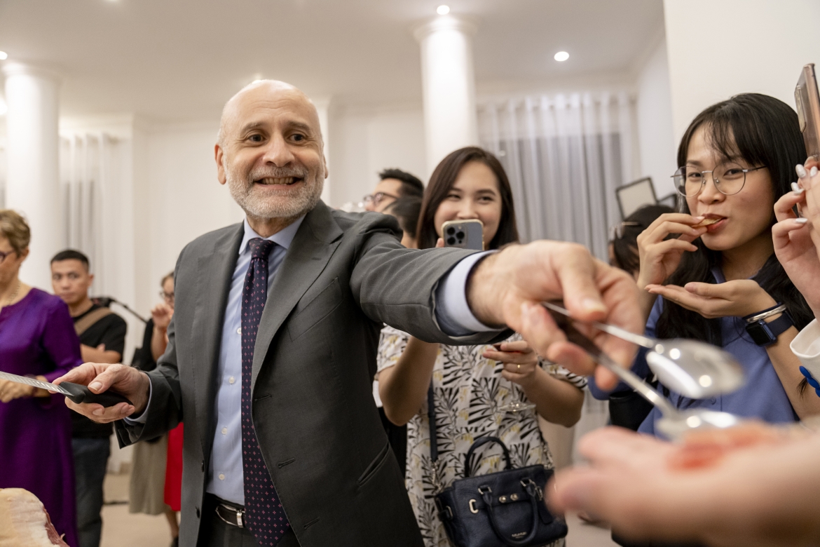 Ngài Antonio Alessandro, Đại sứ đặc mệnh toàn quyền Italia tại Việt Nam, tự tay lấy đồ ăn mời quan khách trong buổi gặp mặt giới thiệu về Tuần lễ ẩm thực Italy tại Việt Nam lần thứ VII. 