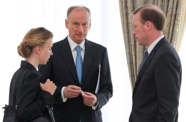 Cố vấn An ninh Quốc gia Jake Sullivan (phải) và ông Yuri Ushakov - Cố vấn chính sách đối ngoại của Tổng thống Putin. Ảnh: Imago