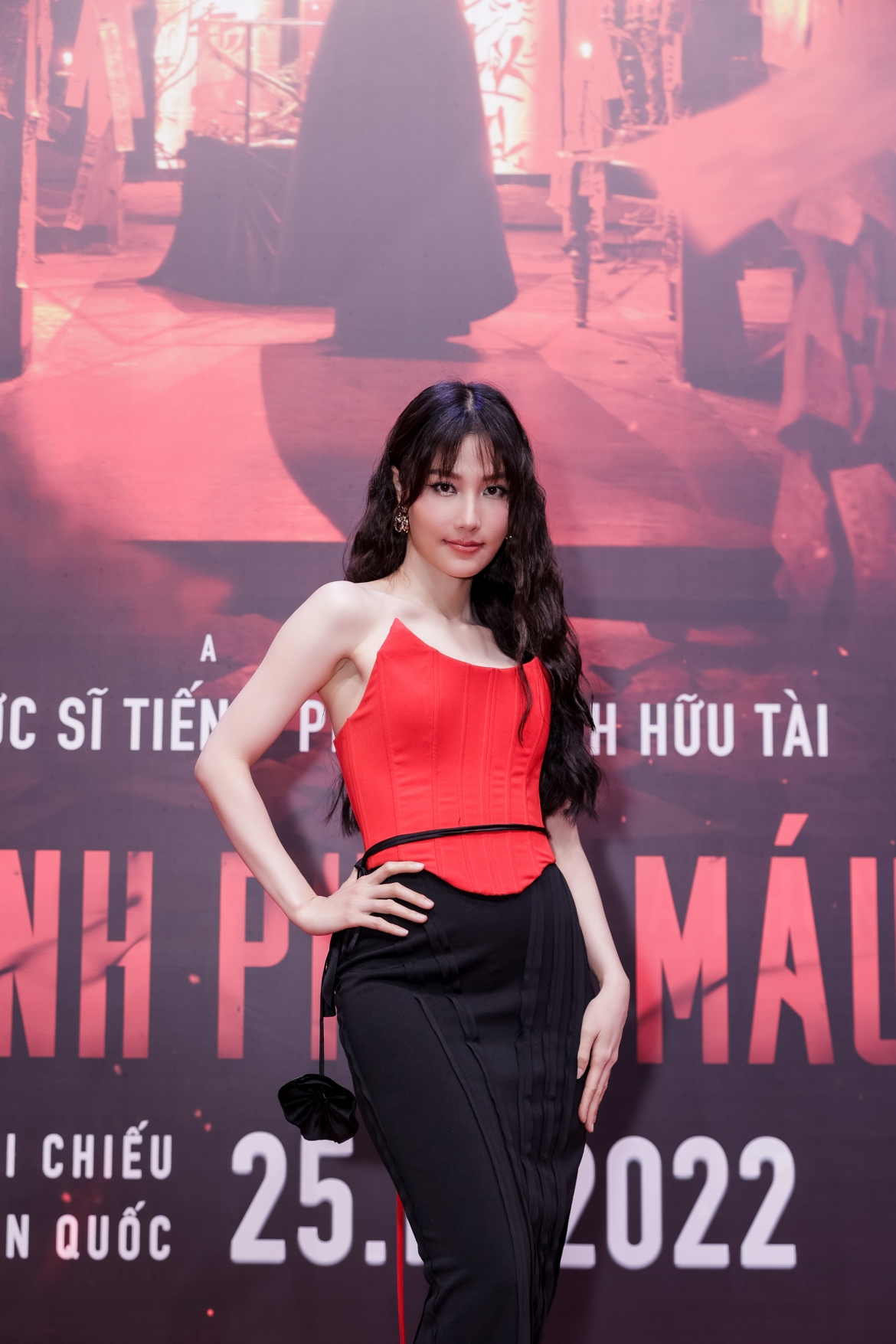 Diễm My 9X khoe vẻ gợi cảm trên thảm đỏ.