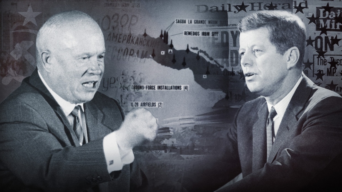 Ảnh tổng hợp về đối đầu giữa Liên Xô và Mỹ vào năm 1962. Trong ảnh có chân dung Nhà lãnh đạo Liên Xô Khrushchev (trái) và Tổng thống Mỹ Kennedy. Nguồn: RT.