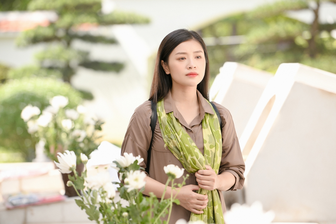Sao Mai Thu Hằng đảm nhận vai người con đi tìm hài cốt cha trong sự mong mỏi, ngóng trông của mẹ yếu.