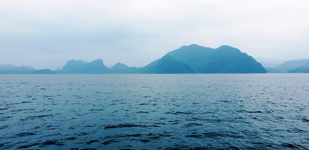 Hồ Thác Bà được ví như Hạ Long trên núi cũng là một điểm đến kỳ thú.