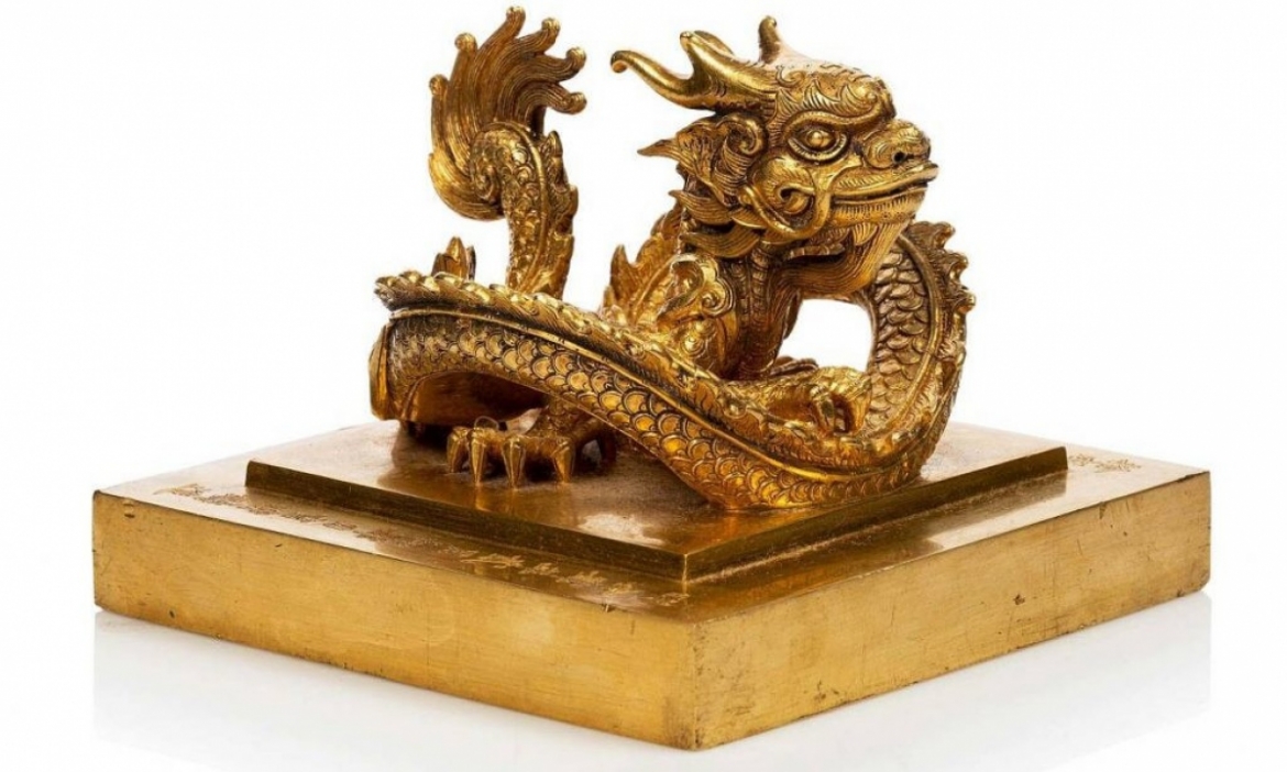 Ấn vàng "Hoàng đế chi bảo".