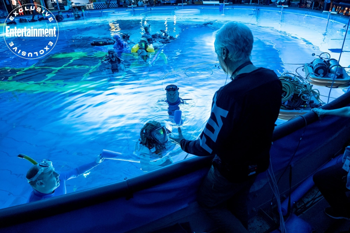 James Cameron chỉ đạo cho các diễn viên ghi hình dưới nước