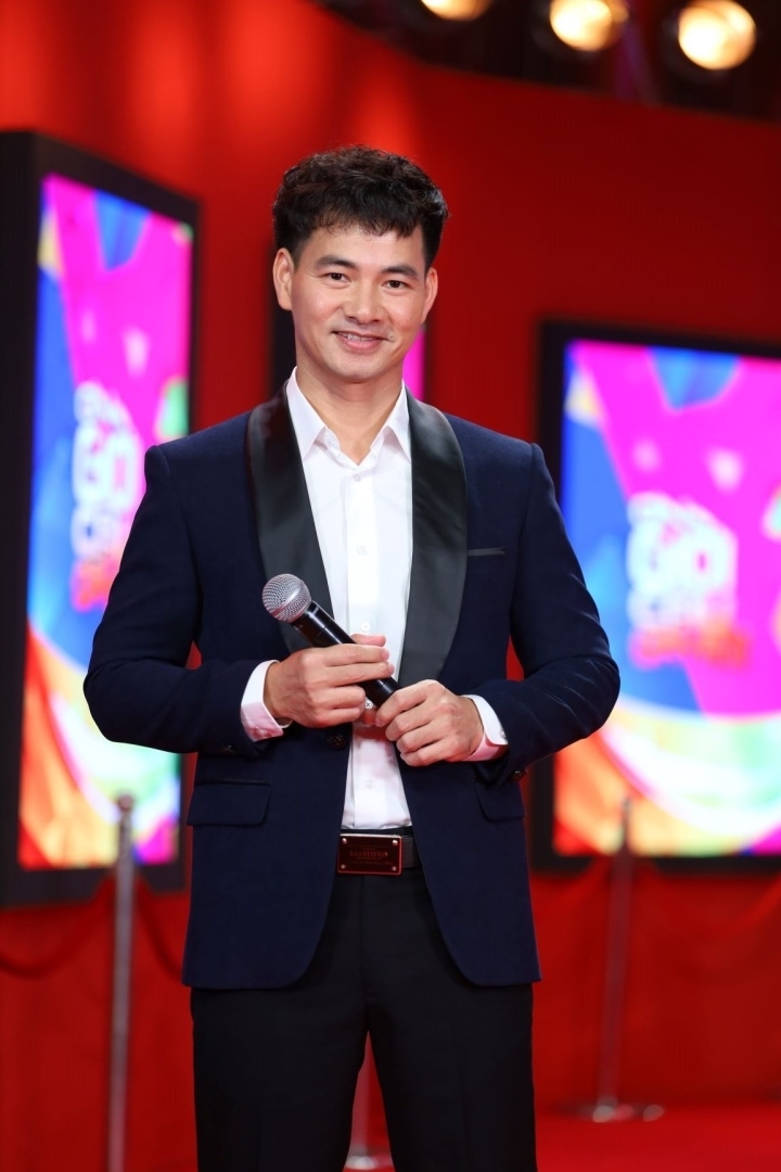 Hiện tại, Xuân Bắc là một nghệ sĩ hài kiêm MC rất nổi tiếng của showbiz Việt.