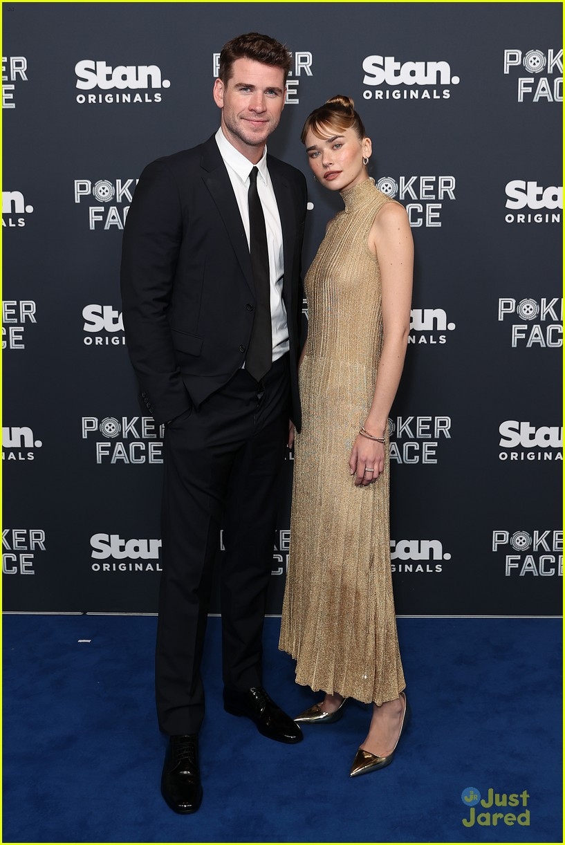 Trong khi Liam Hemsworth diện vest bảnh bao, lịch lãm thì bạn gái nam diễn viên lại gây ấn tượng với đầm lấp lánh.