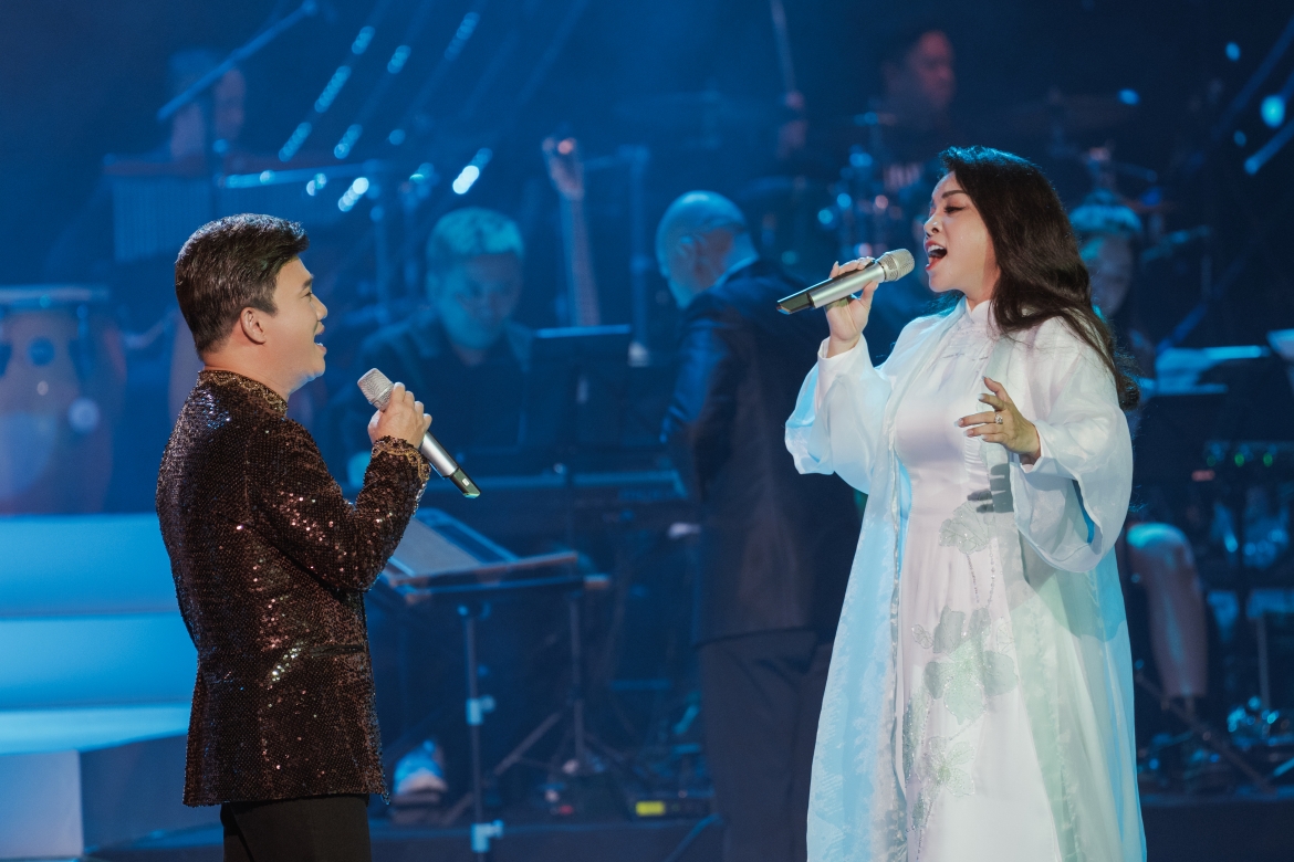 NSƯT Tố Nga song ca với ca sĩ Quang Linh.