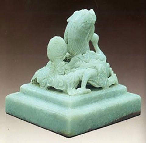 Ấn ngọc Đại Nam thụ thiên vĩnh mệnh truyền quốc tỷ là ngọc tỷ quan trọng bậc nhất trong bộ sưu tập bảo vật của triều Nguyễn hiện lưu giữ tại Bảo tàng Lịch sử Quốc gia. Ảnh: Bảo tàng Lịch sử Quốc gia.