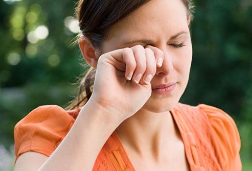 Nháy mắt thường xuyên: Nháy mắt là cơ chế tự bảo vệ và tạo độ ẩm của mắt. Thông thường, ta nháy mắt 15 lần/phút. Tuy nhiên, khi làm việc trước máy tính, bạn chỉ nháy mắt khoảng 5-7 lần mà thôi. Hiện tượng này có thể khiến mắt khô, kích ứng khó chịu, từ đó nhìn mờ hơn và giảm khả năng tập trung vào công việc./.