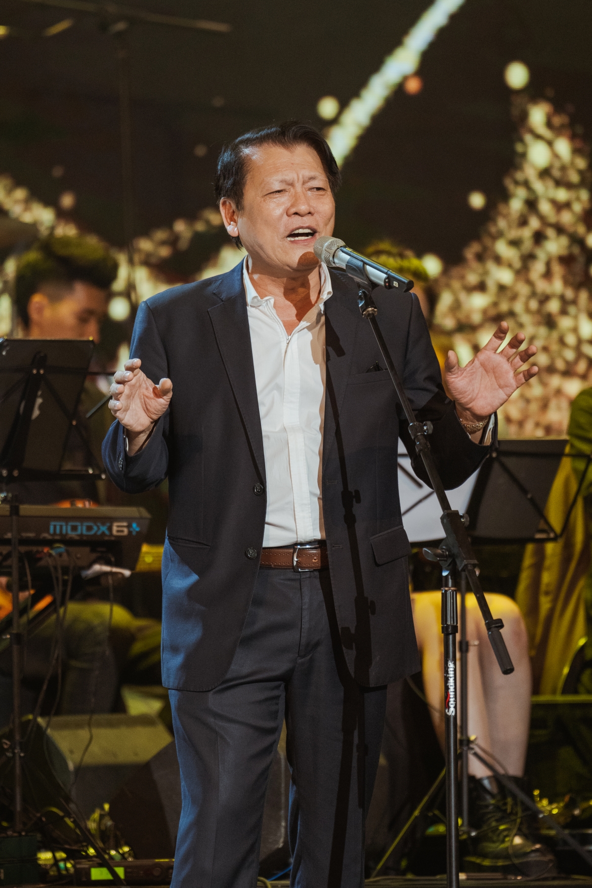 NSND Quang Vinh hát song ca cùng Tố Nga. 