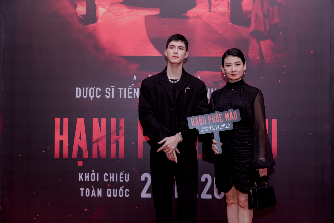 NSƯT Mỹ Uyên và Trần Ngọc Vàng giản dị khi xuất hiện trên thảm đỏ.