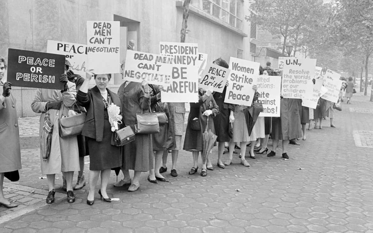 “Hòa bình hay diệt vong!”. Các thành viên của một tổ chức phụ nữ bày tỏ phản đối chiến tranh hạt nhân khi họ đứng bên ngoài trụ sở Liên Hợp Quốc ở New York (Mỹ) vào tháng 10/1962. Ảnh: AP.
