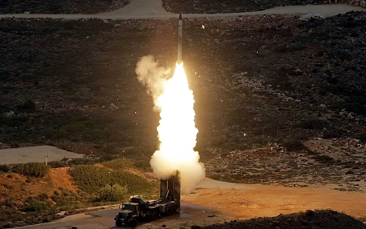 Một vụ phóng tên lửa phòng không S-300. Ảnh: AFP.