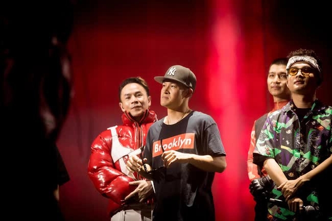 Đạo diễn Việt Tú là người chịu trách nhiệm về phần ý tưởng toàn bộ show diễn live concert KOSMIK của SpaceSpeakers.