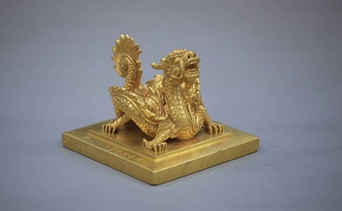 Ấn vàng Sắc mệnh chi bảo được đúc năm Minh Mệnh thứ 8 (1827). Ảnh: Bảo tàng Lịch sử Quốc gia.