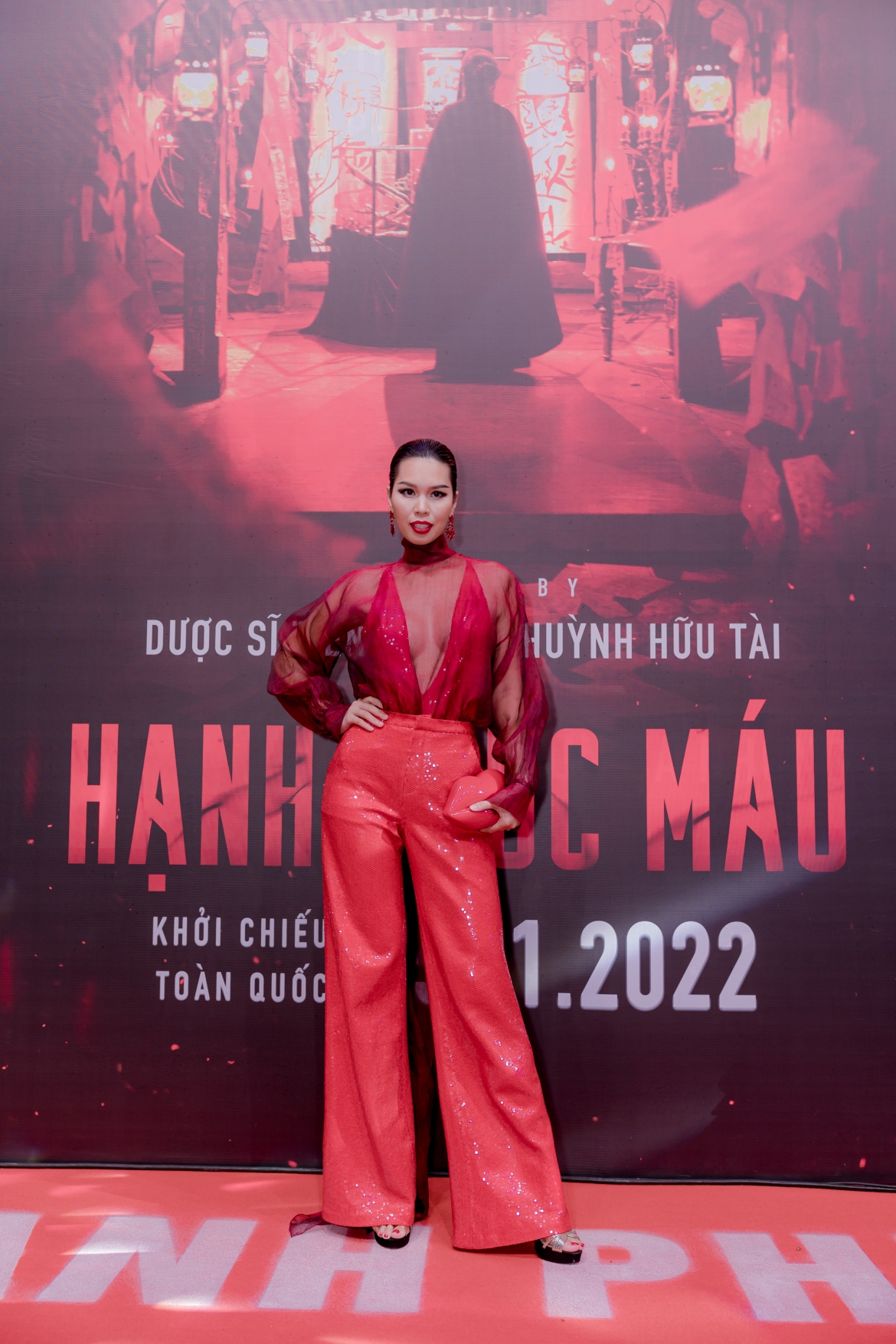 Siêu mẫu Hà Anh diện trang phục xuyên thấu gợi cảm trên thảm đỏ.