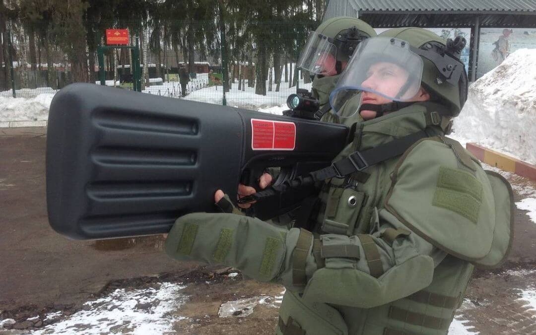 Binh sĩ Nga vận hành súng gây nhiễu Stupor chống UAV. Ảnh: Eurasian Times.