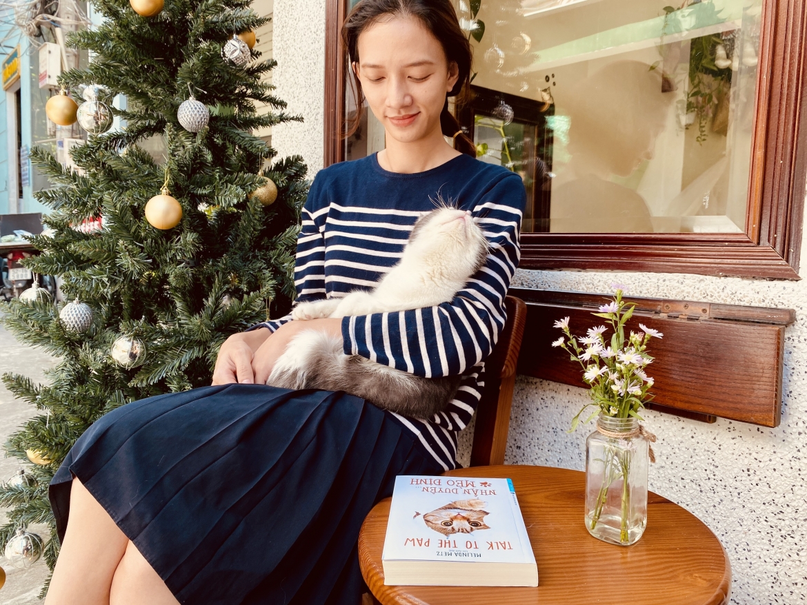 Khác với những thể loại tiểu thuyết lãng mạn khác, “Nhân duyên mèo định” kể một câu chuyện tình ngọt ngào qua suy nghĩ và cách nhìn của một chú mèo.