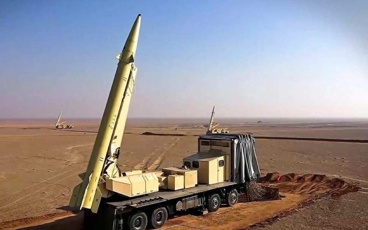 Tên lửa đạn đạo Zolfaghar của Iran trên bệ phóng. Ảnh: Twitter.