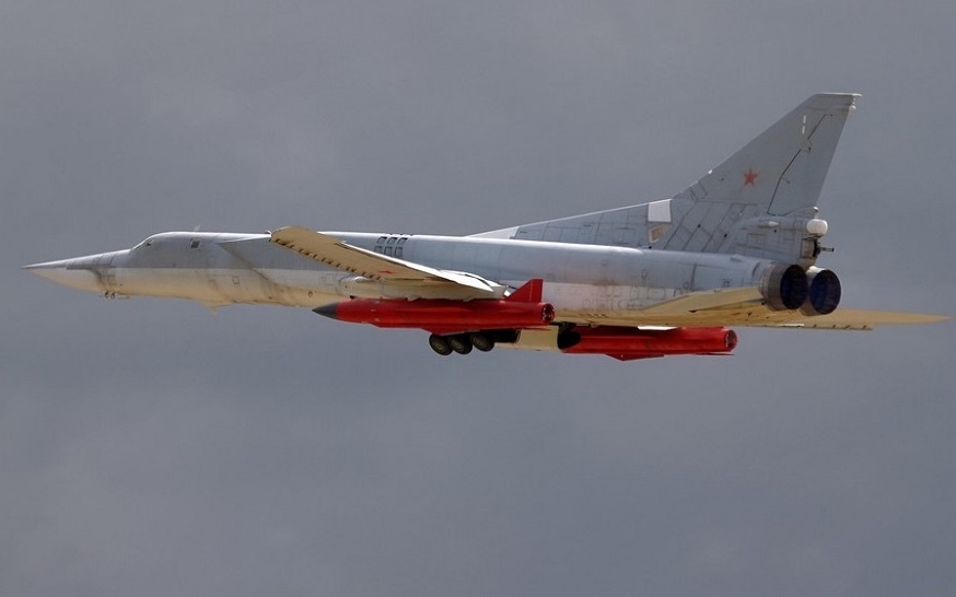 Sát thủ diệt hạm - tên lửa Kh-32 (màu đỏ), gắn trên máy bay ném bom Tu-22M3. Ảnh: Lysenko.