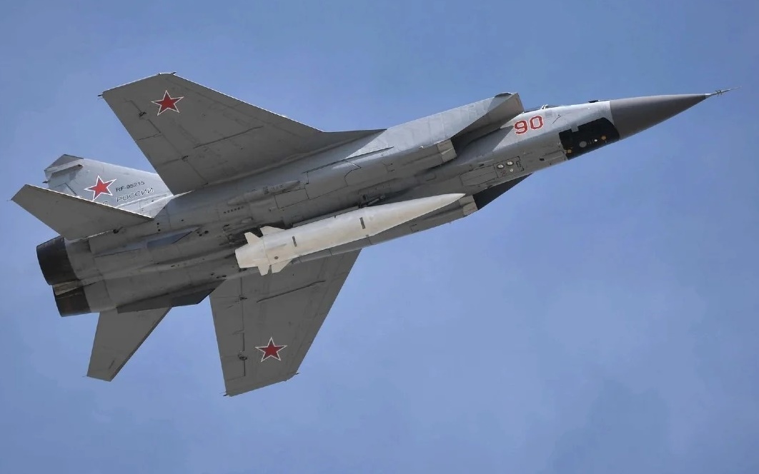 Tên lửa Kinzhal gắn ở bụng tiêm kích MiG-31. Ảnh: Kremlin.