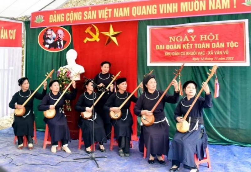 Tiết mục hát then, đàn tính được người dân Khuổi Vạc, xã Văn Vũ, huyện Na Rì, tỉnh Bắc Kạn biểu diễn.