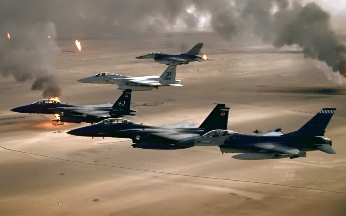 Các máy bay tiêm kích F-16 và F-15 tham chiến trong Chiến tranh Vùng Vịnh 1991. Ảnh: Không quân Mỹ.